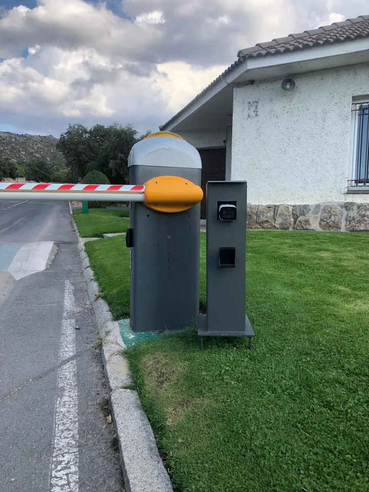 Vehicle access barrier