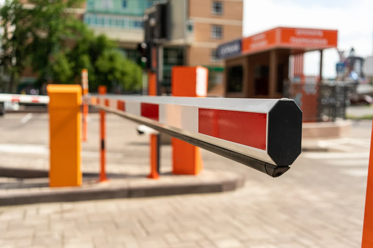 Barrera de control de acceso a un aparcamiento