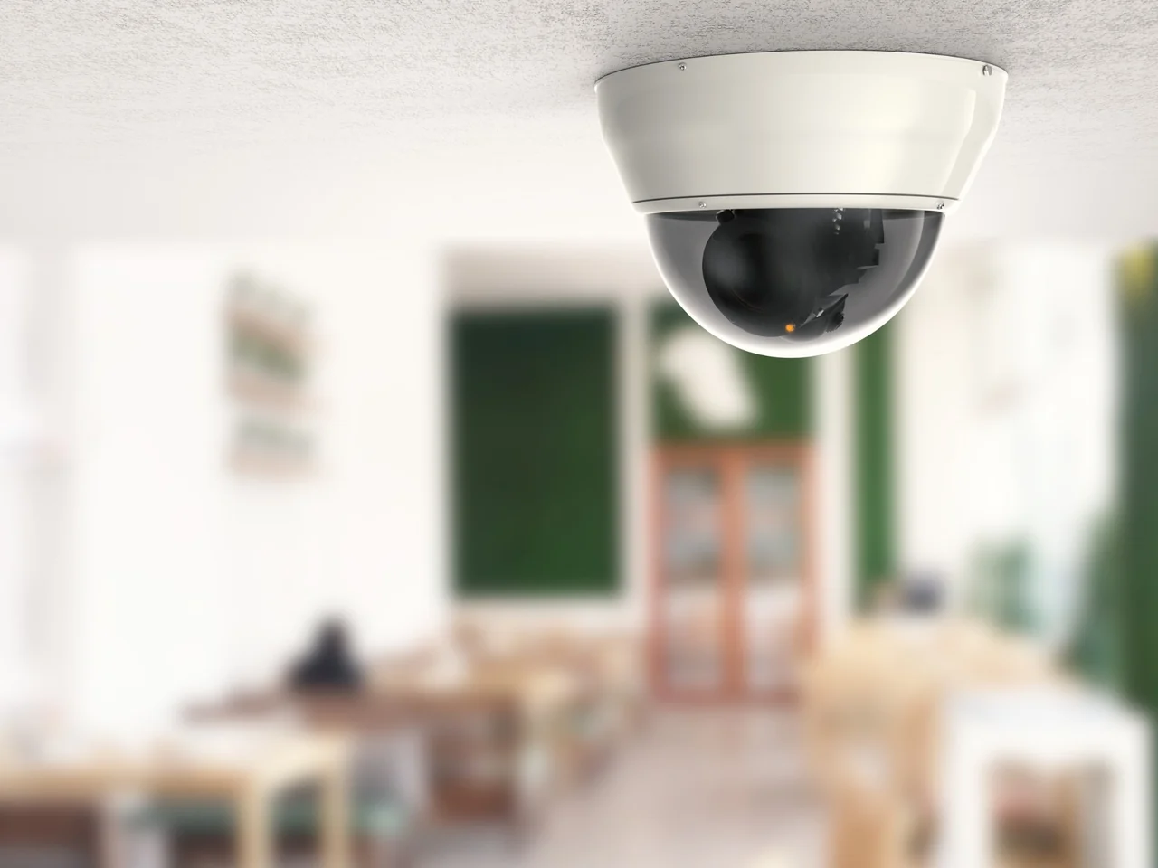 Cámara domo de videovigilancia en el techo de un comercio