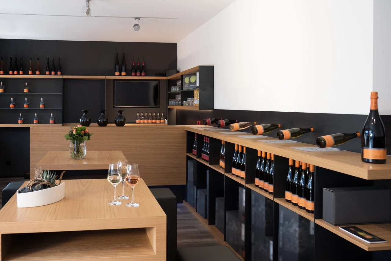 Interior de una tienda de vinos